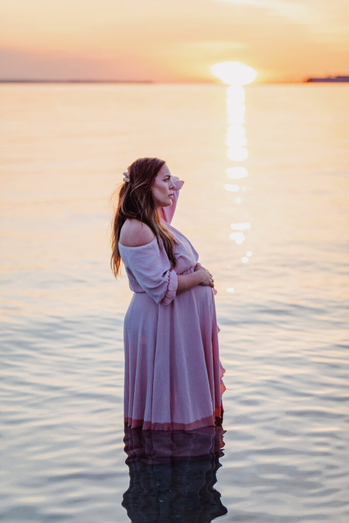 Avslappnad gravidfotografering vid havet