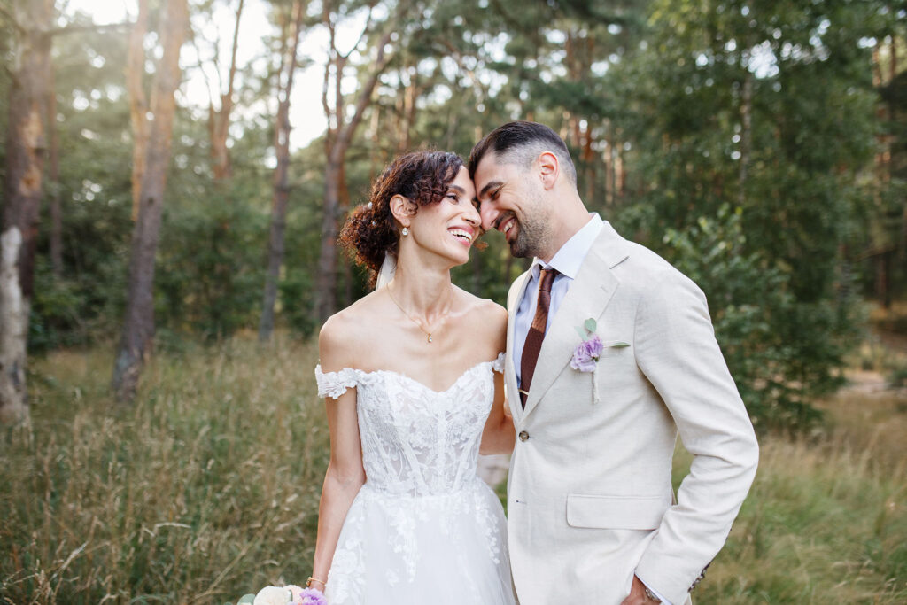 Bröllopsfotografering Skåne - en nygift par står nära varandra och ler.